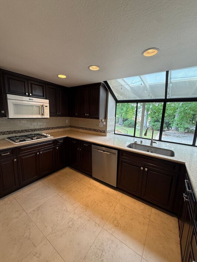 Foto del edificio - Charming 5 bed/3 bath in Carmel Valley