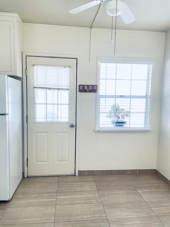 dining area - 503 N Shelton St