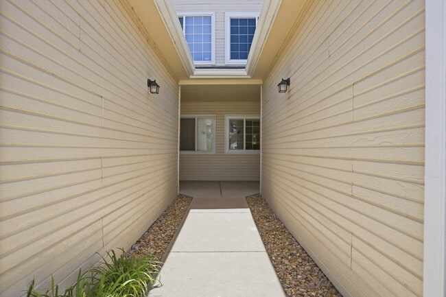 Building Photo - $2,735.95 - 3 Bed, 2.5 Bath Townhome in Aurora with In Unit Laundry!