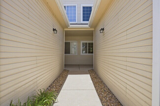 Foto del edificio - $2,735.95 - 3 Bed, 2.5 Bath Townhome in Aurora with In Unit Laundry!