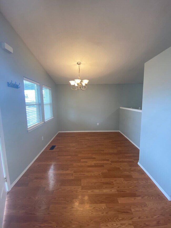 Foto del edificio - Move In Special!!!!   Cool down in this cute 3-bedroom, 2 full bath house.