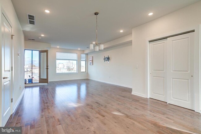 Building Photo - 2039 E Lehigh Ave
