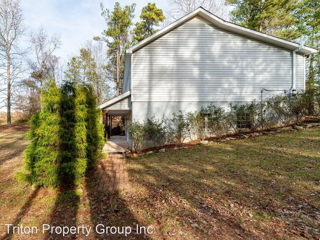 Building Photo - 3 br, 2 bath House - 1074 Little Vine Chur...