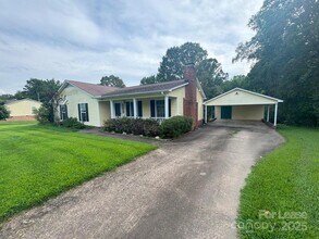 Building Photo - 578 Wren Rd