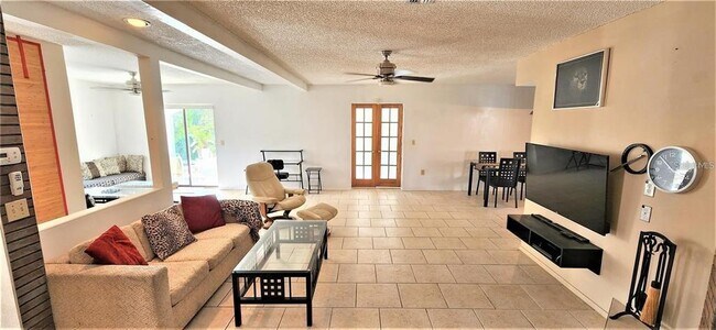 Building Photo - 7805 Foxwood Dr