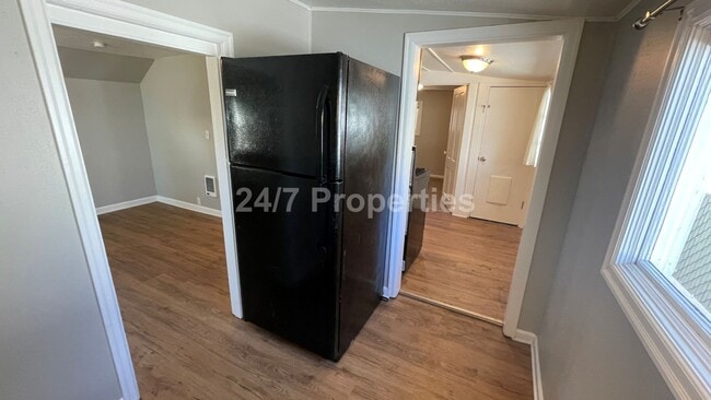 Building Photo - Cozy 1 BD | 1 BA House w/ Front & Back Yar...