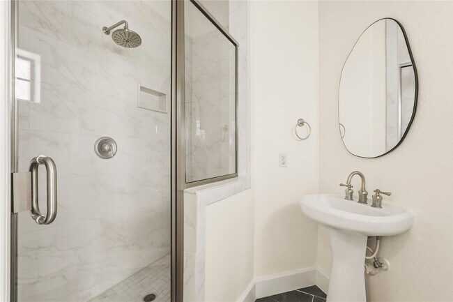 Foto del edificio - 836 Garden Oaks Terrace
