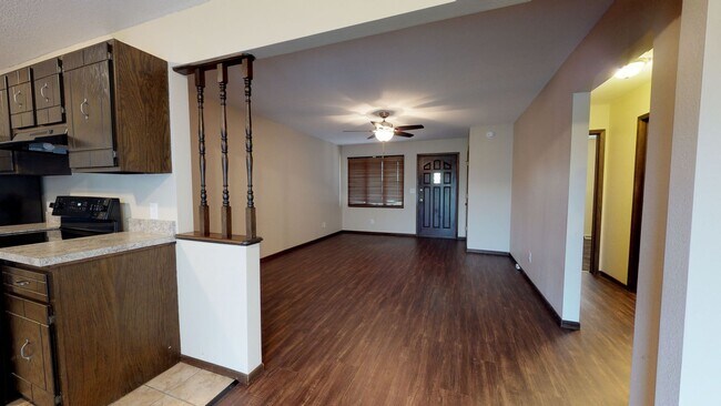 Foto del edificio - 340-344 W. Jewell, Russell