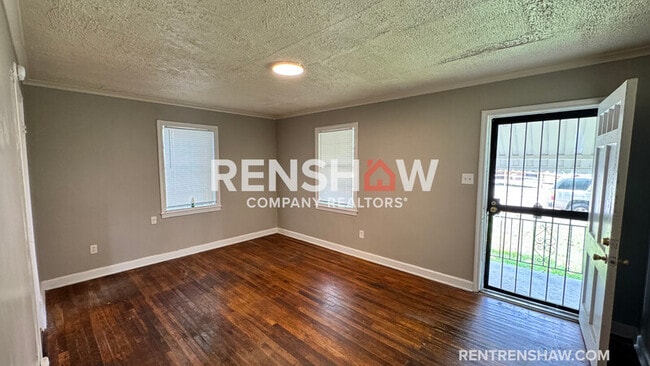 Building Photo - 1580 Hugenot St