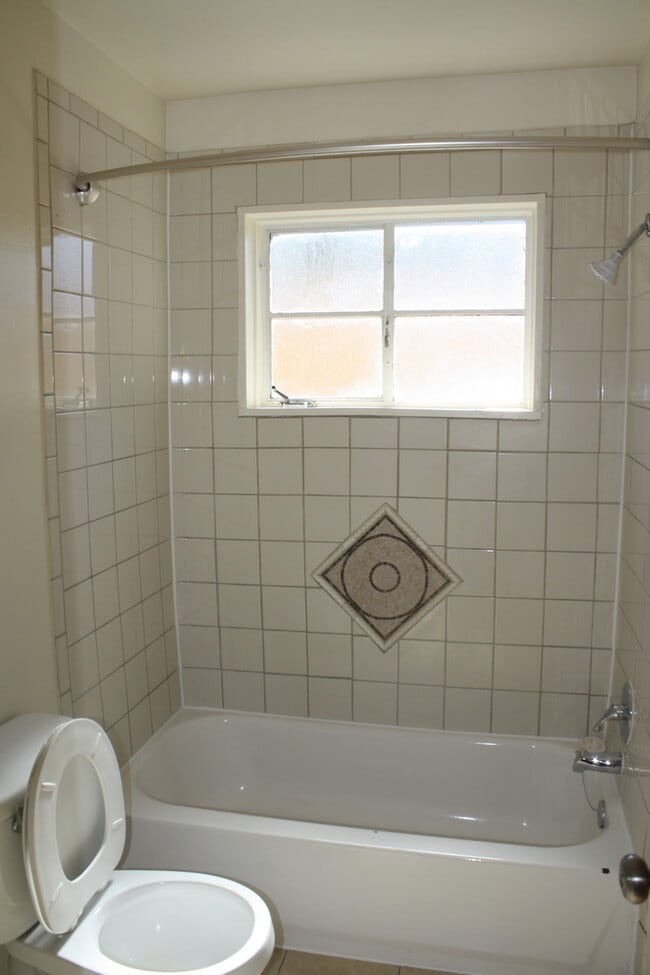 Foto del edificio - Newly Remodeled Triplex with Garage Parking!