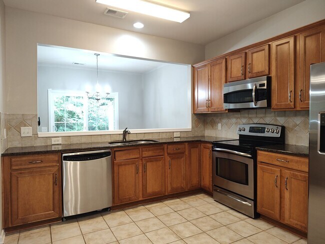 Building Photo - Cozy, 2 story End Unit Townhome located in the Blakeney Preserve community!