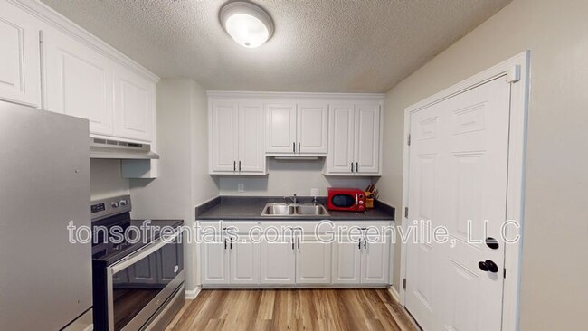 Building Photo - 205 Carlton Dr