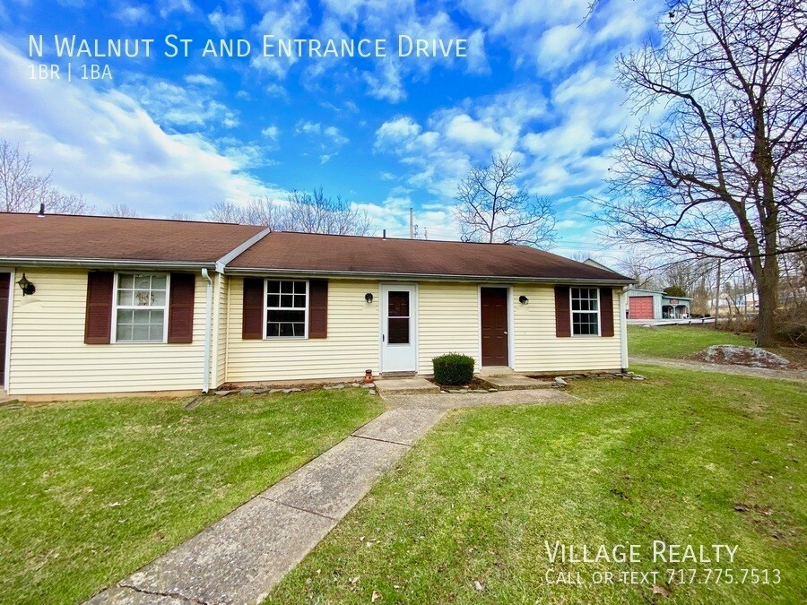 Primary Photo - END-unit! No one above or below! Cozy 1-Be...