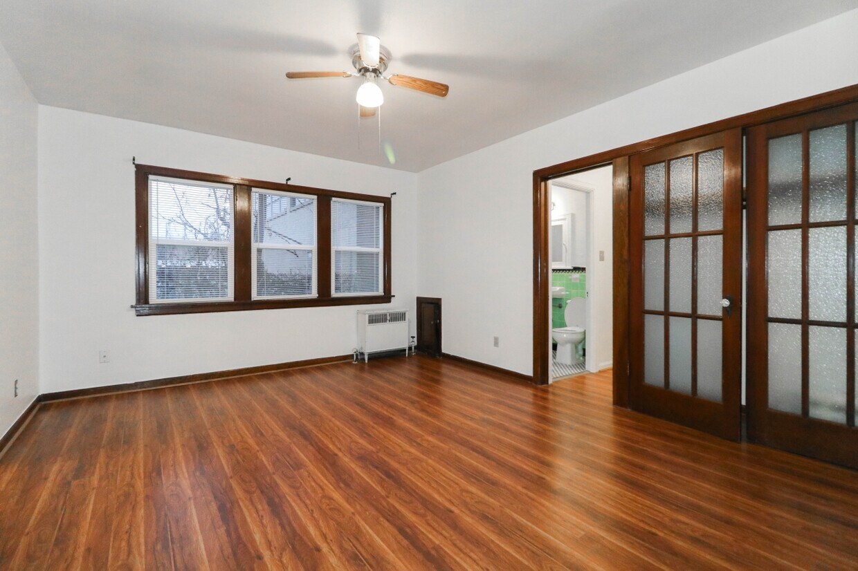 Foto principal - 335 E Broadway
