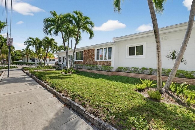 Building Photo - 1470 N Treasure Dr