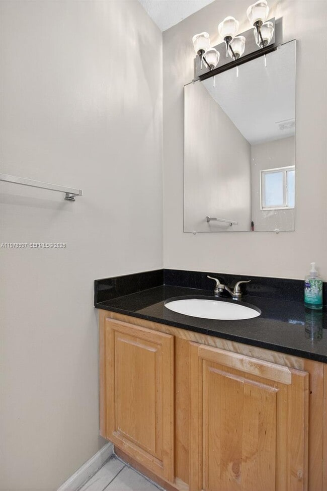 Foto del edificio - 6613 Winfield Blvd