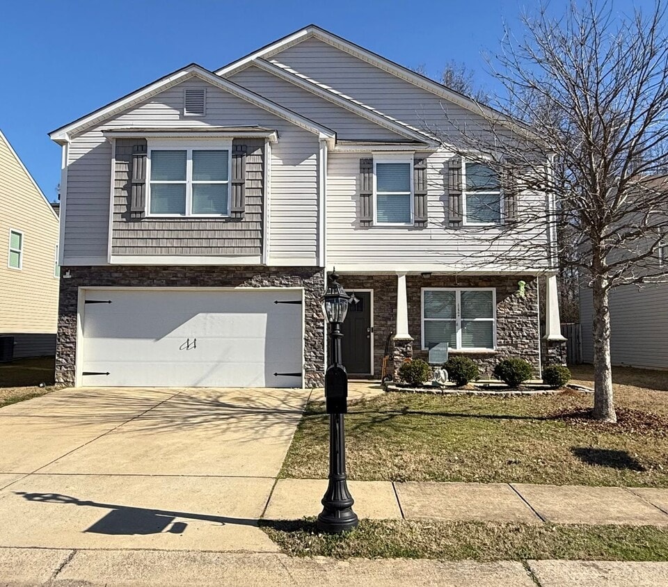 FOR RENT – 3BR / 2.5BA Garden Home with 2-Car Garage - FOR RENT – 3BR / 2.5BA Garden Home with 2-Car Garage
