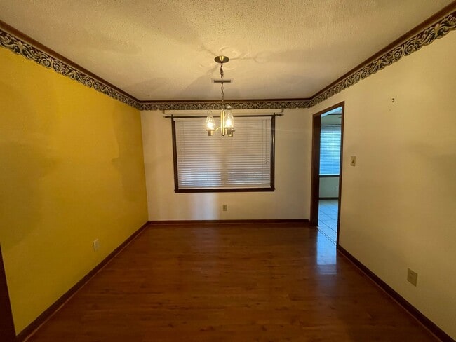 Building Photo - 3 Bedroom 2 Bathroom