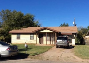 Building Photo - 966 N La Salle Dr