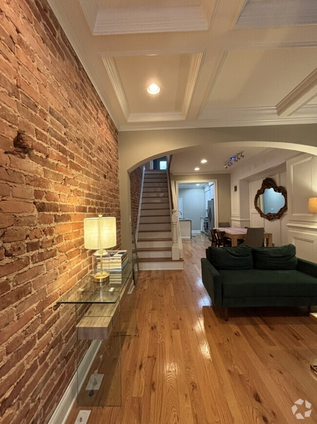 Building Photo - 143 N Kenwood Ave