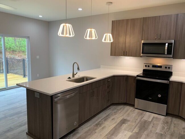 Building Photo - 3 Bedroom, 2.5 Bath Modern Townhome in Nor...