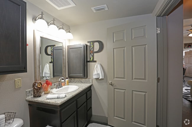 2 BD, 2 BA - 956 SF - Nueces Lofts