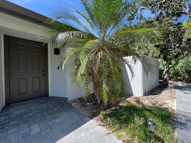 Building Photo - 4105 Palm Forest Dr S