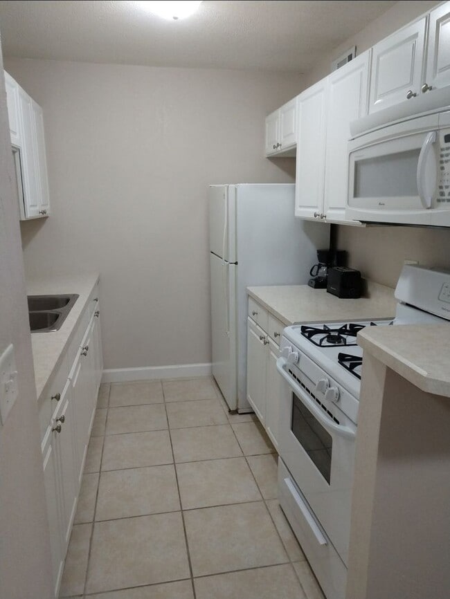 Building Photo - 1700 SW 16th Ct