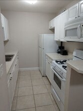 Building Photo - 1700 SW 16th Ct