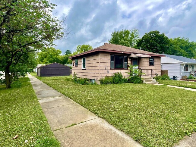 Building Photo - 904 Oakley Ave