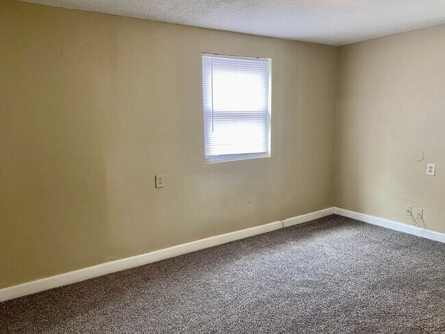 Building Photo - Updated FOUR bedroom home in South Louisville