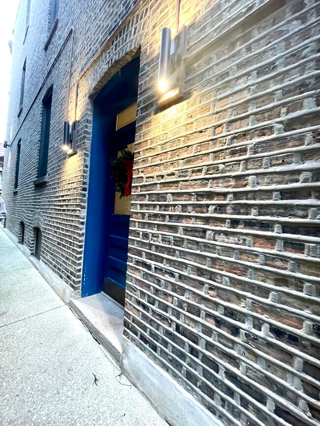 Building Photo - 2317 W Thomas St