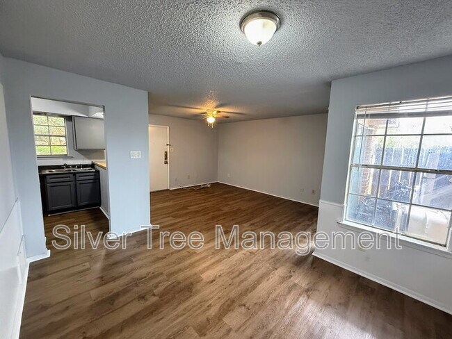 Building Photo - 4820 Wellesley Ave