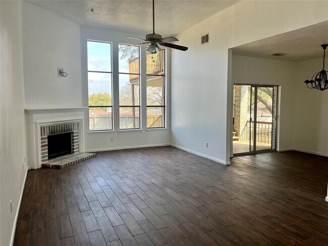 Foto del edificio - 319 Fantasy Ln