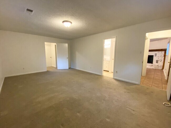 Building Photo - 3 bed 2 bath in East Memphis/ near of UofM...