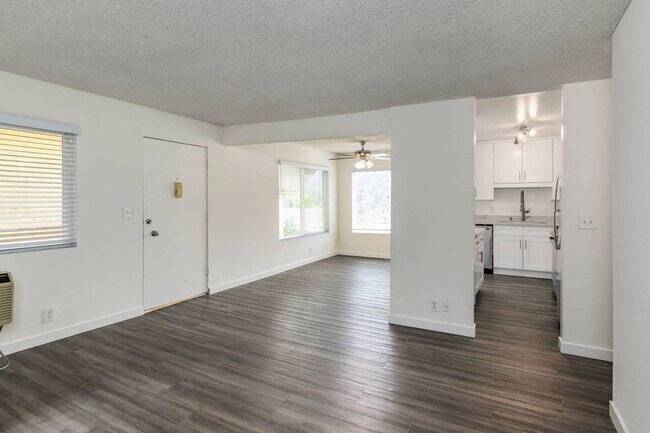 Building Photo - Corner unit with mountain views!!