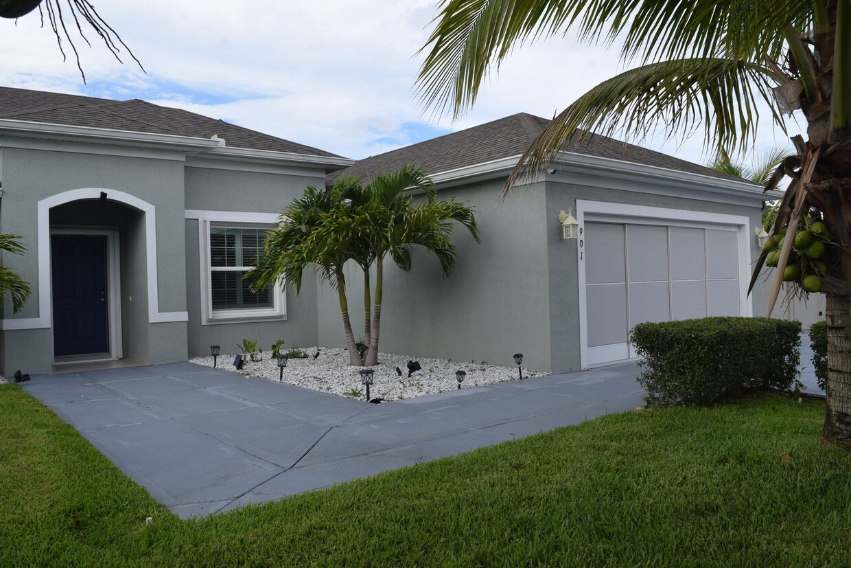 Primary Photo - Gorgeous & Tropical 4 bedroom 3 Bath