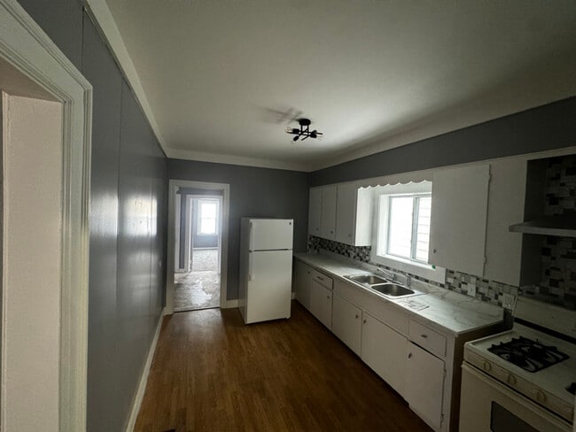 Building Photo - 2781 South Park Ave