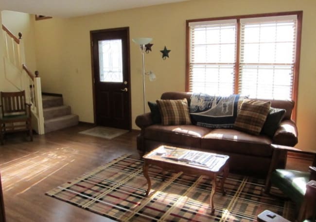 Building Photo - Pet Friendly + Conveniently Located + Off-...