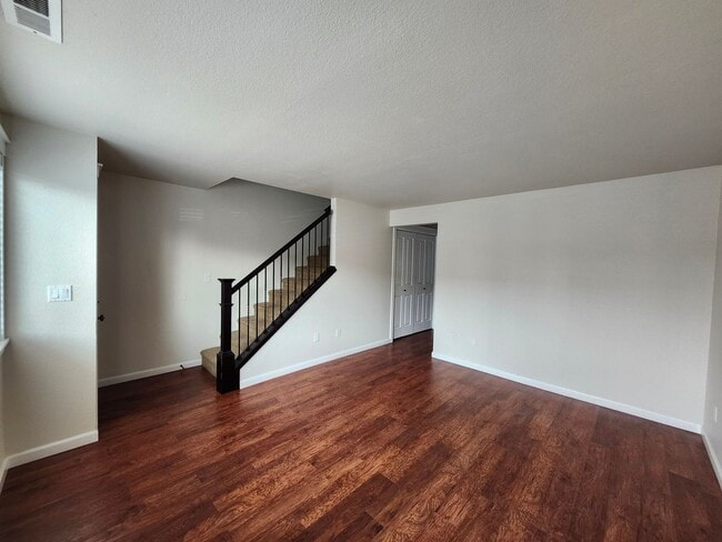 Building Photo - Updated Townhome, Short Commute to Hanford...