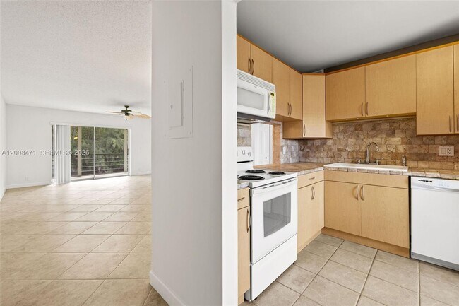 Foto del edificio - 110 Lake Meryl Dr