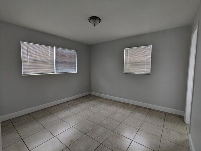 Building Photo - 33 Sioux Ln