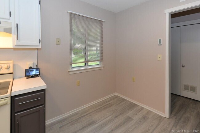 Building Photo - 994 Heritage Vlg