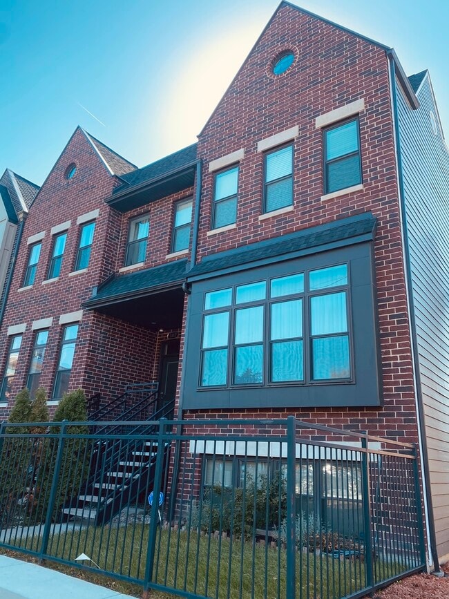 Building Photo - 1015 E 43rd St