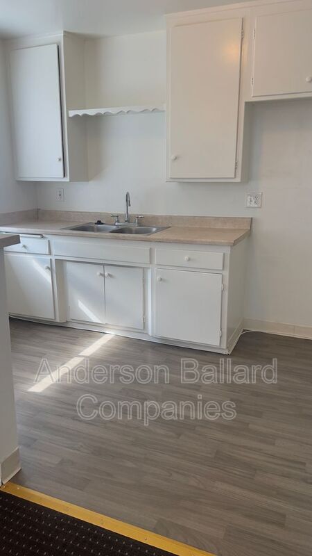 Building Photo - 10060 Laurel Ave