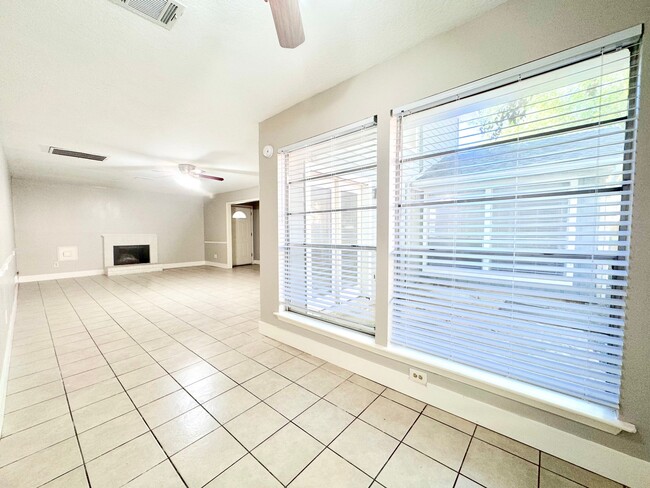 Building Photo - 10827 Sugar Hill Dr