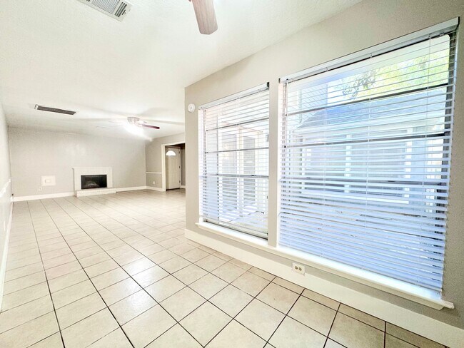 Foto del edificio - 10827 Sugar Hill Dr