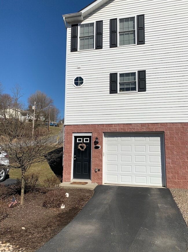 Building Photo - 210 Creekview Ln