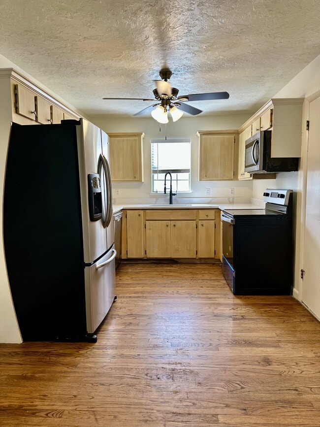 Building Photo - 1807 E 6th