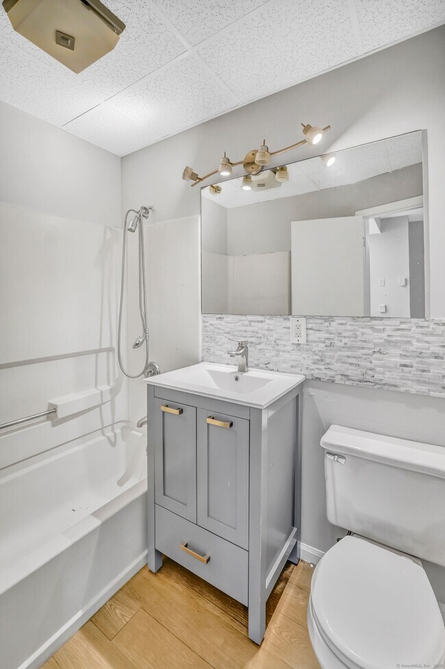 Building Photo - 915 S Main St